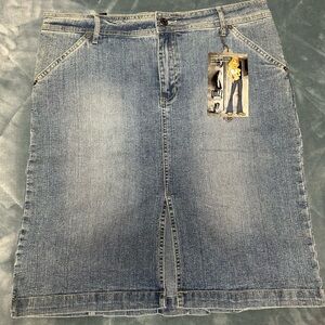 Women’s denim skirt boot friendly 
Side 9/10
Stretch
NWT